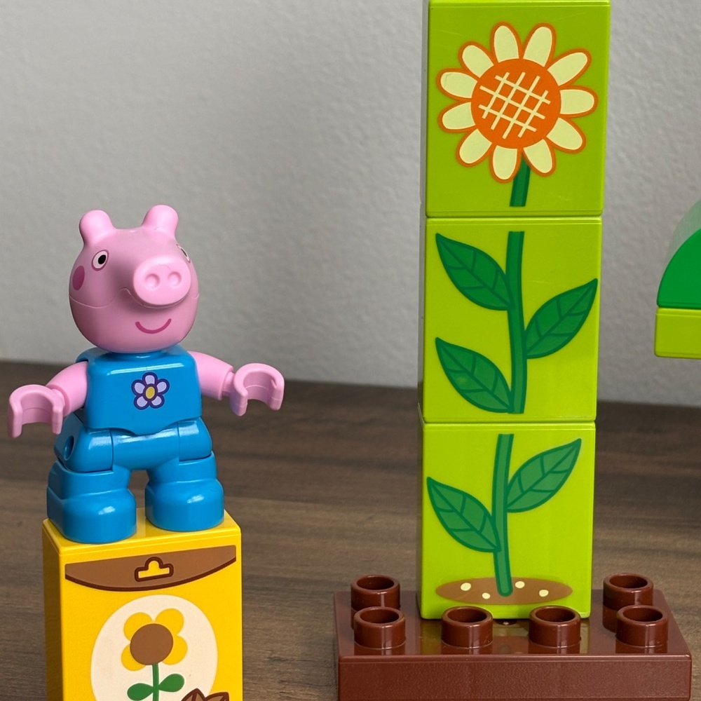 LEGO Duplo PEPPA PIG Garden and Tree House COMPLETE Set 10431 2 Pig Toy Figures - Picture 3 of 9